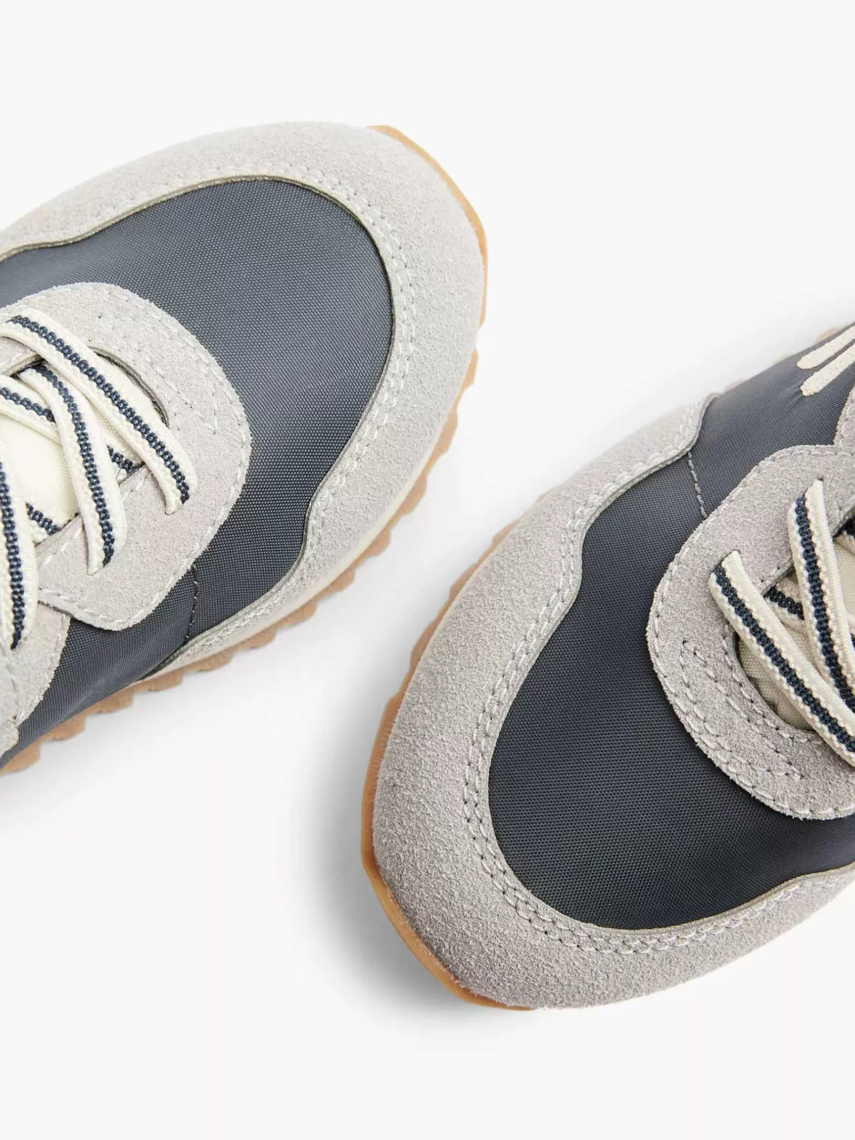 Shop FILA Dunkelblauer Klobiger Sneaker