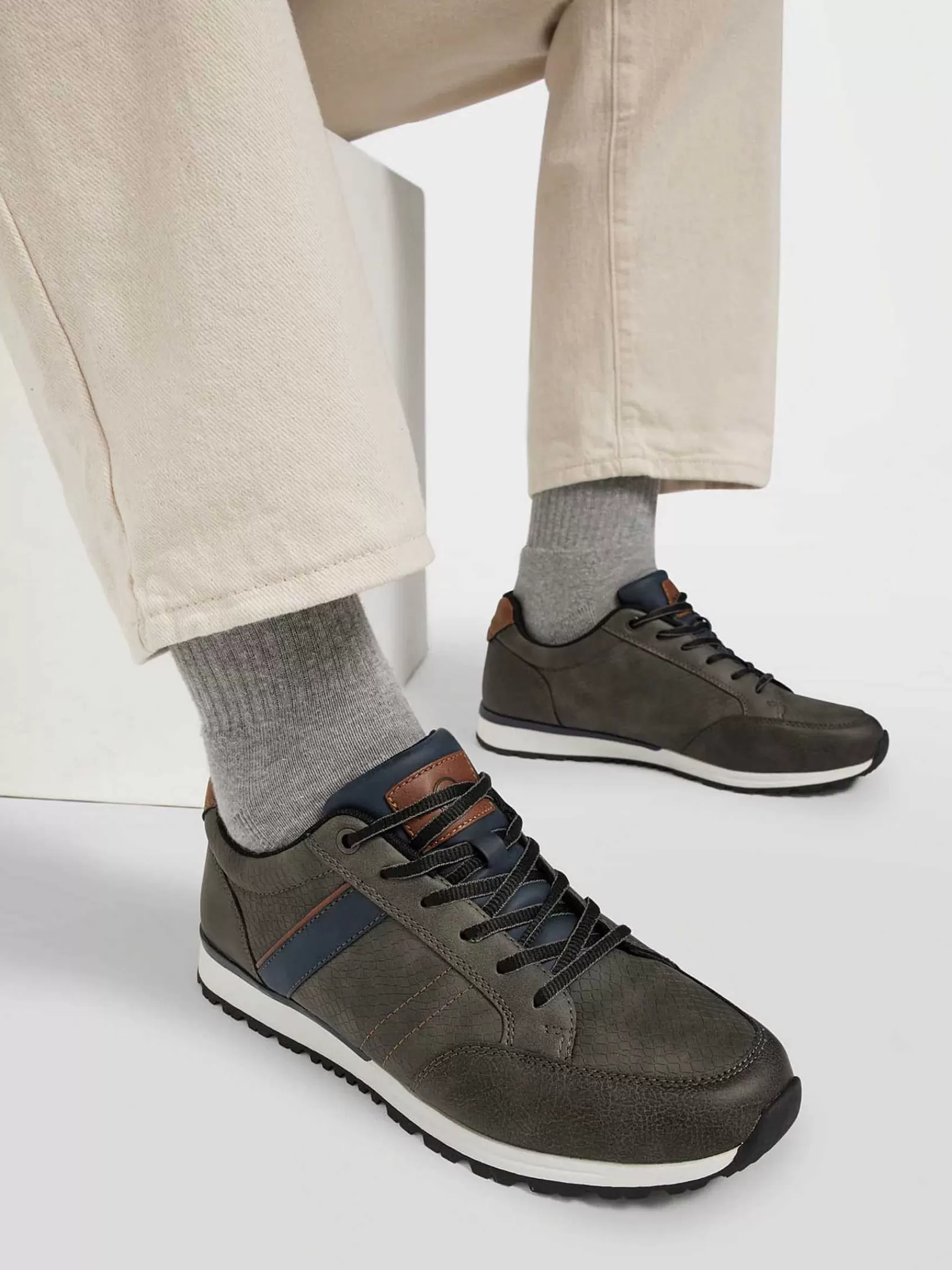 Cheap Memphis One Grauer, Klobiger Sneaker